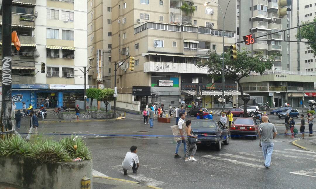 Comienza trancazo en avenida Rómulo Gallegos #28Jun