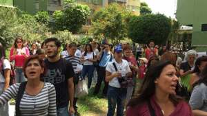 Vecinos de Caracas se solidarizan con habitantes de Residencia Los Verdes