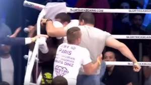 Peleador de kickboxing gana con un golpe sucio y dos fans se toman la justicia por su mano (video)