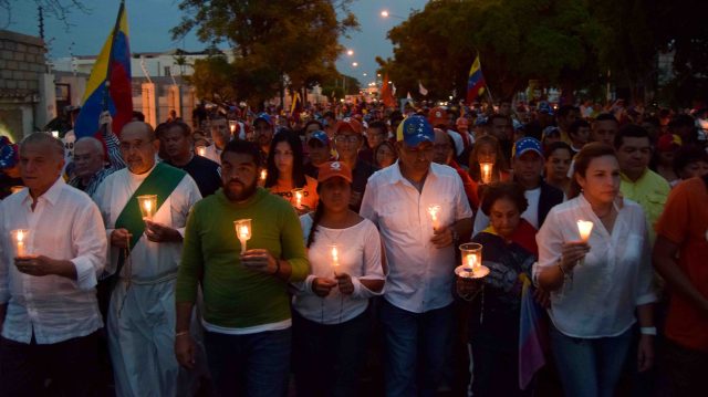 Zulianos realizaron marcha nocturna por los caídos