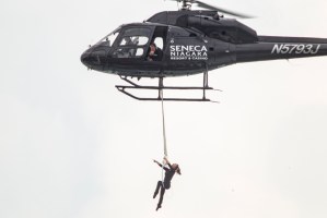 ¿WTF? Colgada por los dientes a un helicóptero … Así sobrevoló las cataratas del Niágara (+fotos)