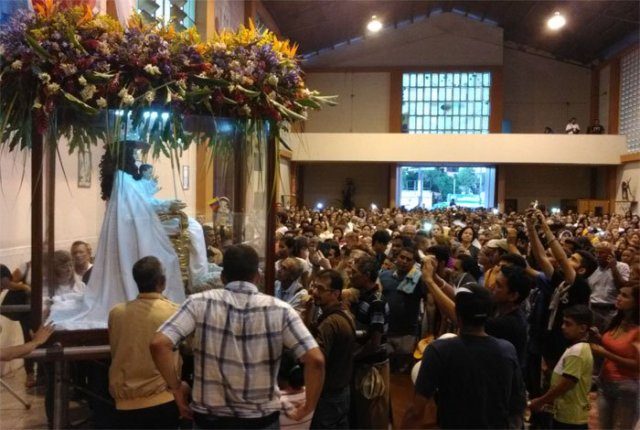 La imagen de la Divina Pastora salió este miércoles del templo de Santa Rosa de Lima, en una visita inédita a Barquisimeto