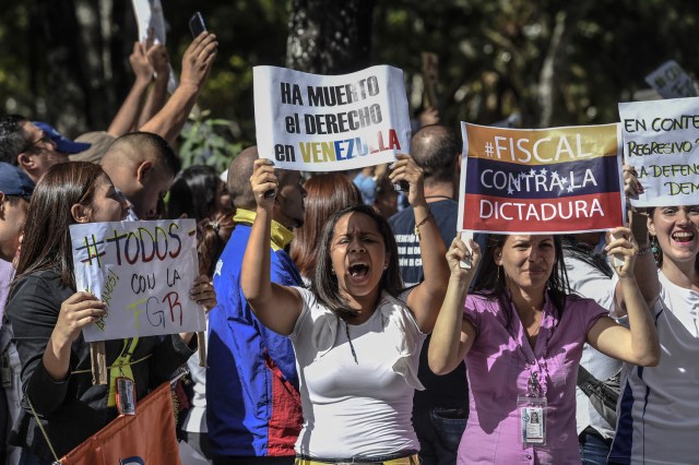 Trabajares del Ministerio Público realizan una protesta a favor de su jefa / AFP PHOTO / JUAN BARRETO