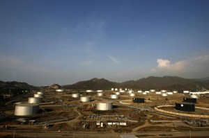Arabia Saudita, Venezuela y Kazajistán discuten duración de recortes de bombeo de petróleo