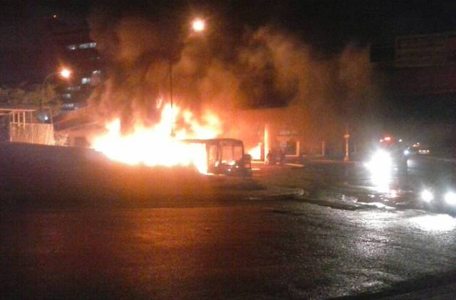 Otro autobús resultó incendiado en el CC Millenium. Foto: Cortesía