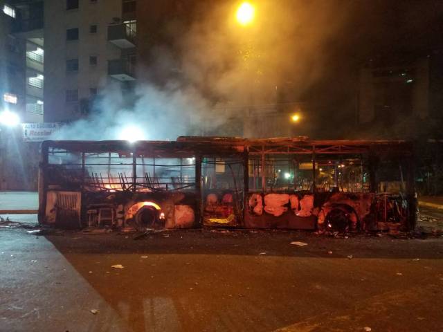Grupos vandálicos tomaron al menos dos autobuses y los quemaron en Altamira. Foto: Manuel Trujillo