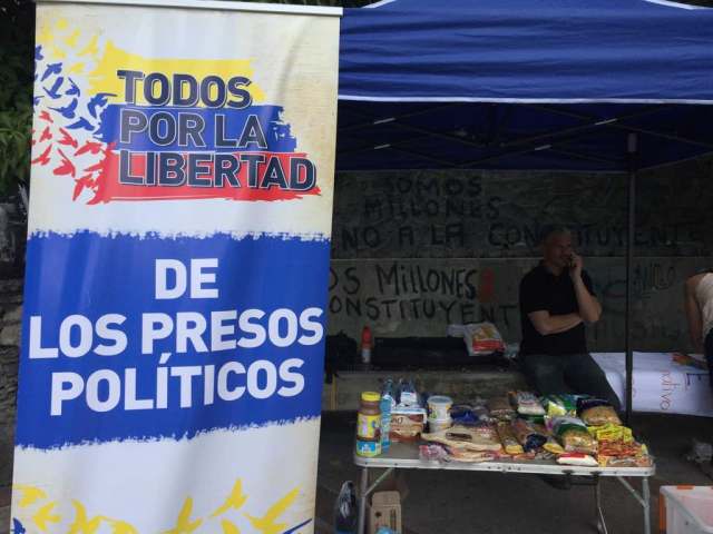 Oposición recolecta alimentos para los presos políticos. Foto: Régulo Gómez / LaPatilla.com