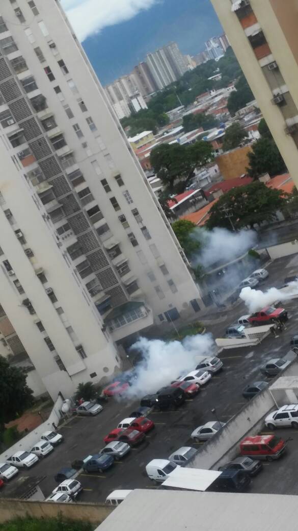 La "gloriosa" GNB lanzando lacrimógenas en zona residencial de Maracay. Foto: @CarlosAranaSan 