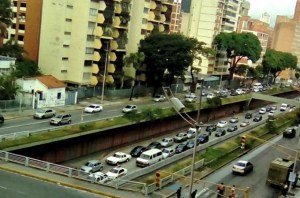 Laguna en la avenida Libertador causa retraso vehicular (fotos)