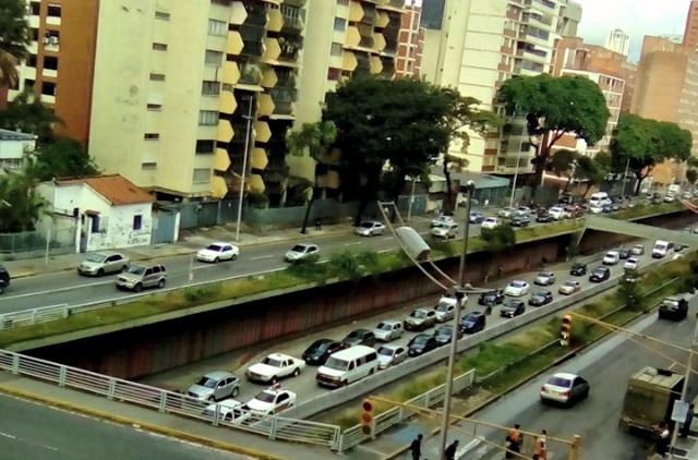 Foto: Laguna en la avenida Libertador causa retraso vehicular / Cortesía 