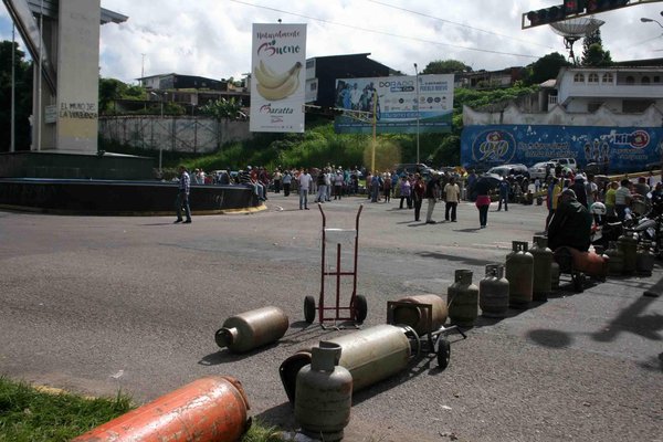 Con bombonas de gas protestan en San Cristóbal #14Jun (Fotos)