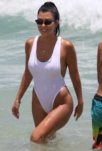 Con este diminuto bikini blanco Kourtney Kardashian mostró todo