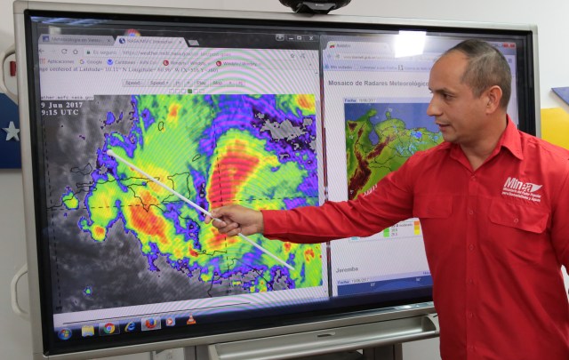 El ministro Ramón Velásquez explicando el paso de la tormenta Bret por las costas venezolanas. Foto: AVN