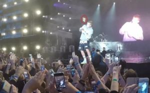 Justin Bieber se niega a cantar Despacito y un fan le lanza una botella (video)