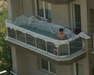 Una piscina improvisada en un balcón causa furor en las redes sociales (FOTO)