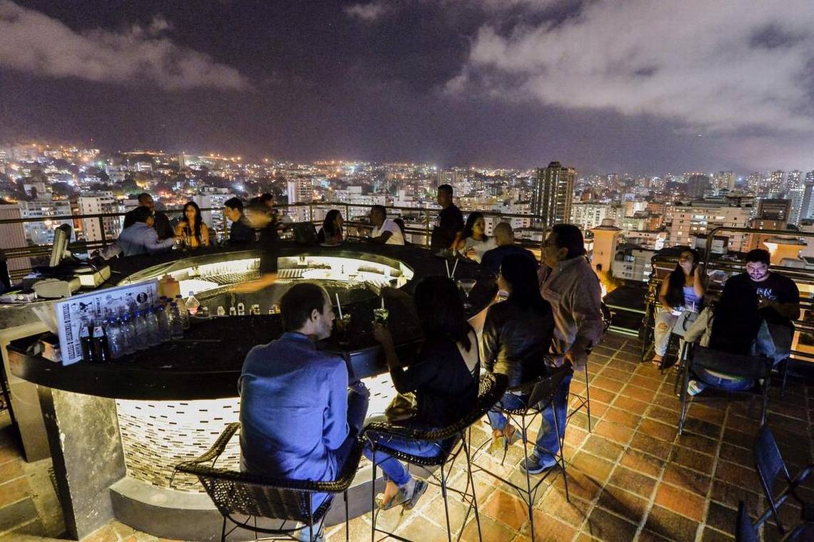 Un grupo de personas en un club nocturno en Caracas, Venezuela, el 25 de mayo de 2017. LUIS ROBAYO/ AFP 