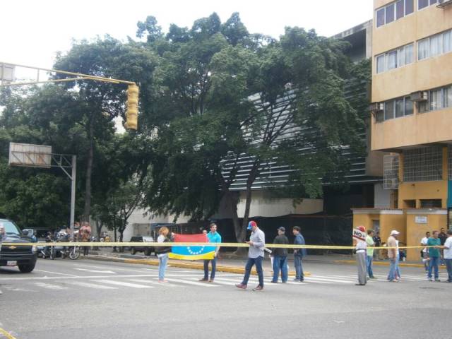 En la avenida Rómulo Gallegos (Miranda) también se cumplió el trancazo. Foto: @Daylijournal / LaPatilla.com