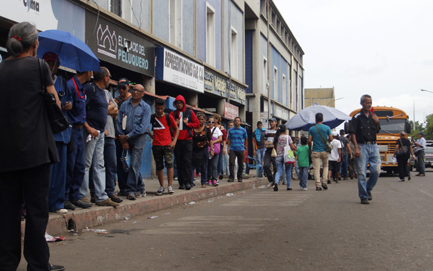 MARACAIBO VENEZUELA: 20/06/2017 COLAS EN PARADAS