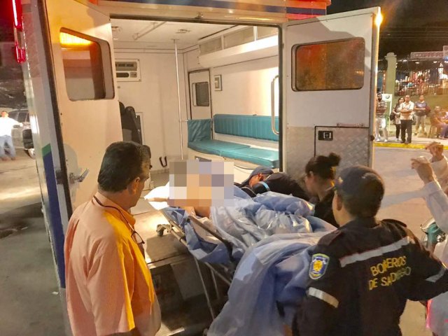 Momento en que el joven es trasladado hacia otro centro asistencial en la ciudad de Valencia. Foto: @DanyCosmoVenezuela
