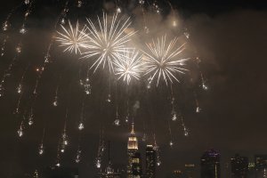 Los fuegos del Día de la Independencia llenan de color la noche de New York (FOTOS)