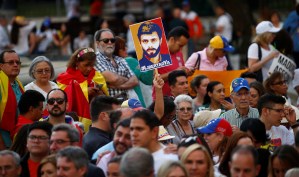 Venezolanos protestan tras arresto domiciliario de Leopoldo López