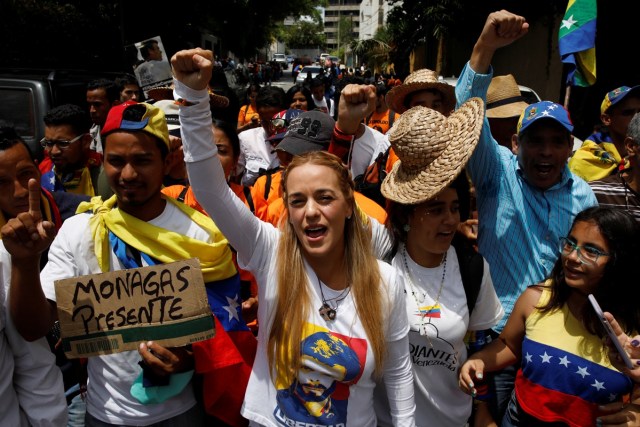 Lilian Tintori, wife of Venezuela's opposition leader Leopoldo Lopez, who has been granted house arrest after more than three years in jail, leaves her house to attend a rally against Venezuela's President Nicolas Maduro in Caracas, Venezuela July 9, 2017. REUTERS/Carlos Garcia Rawlins