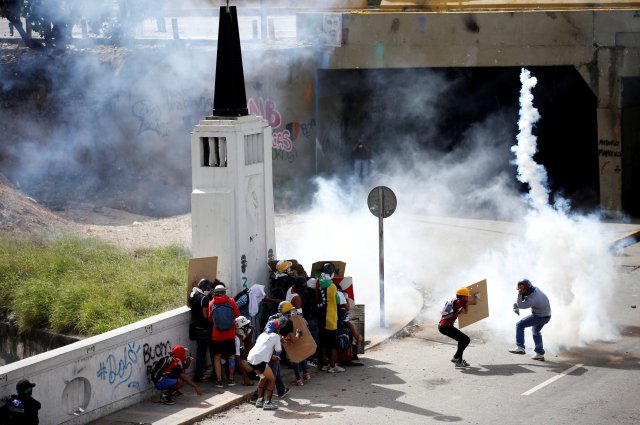 Manifestantes se cubren de los gases lacrimógenos durante enfrentamientos en una protesta contra el gobierno del presidente de Venezuela, Nicolás Maduro, en Caracas, Venezuela, 10 de julio de 2017. REUTERS / Andres Martinez Casares