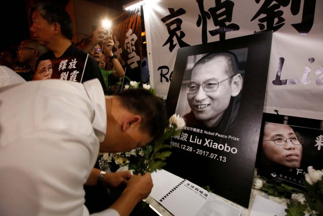 Pro-democracy activists mourn the death of Nobel Laureate Liu Xiaobo, outside China's Liaison Office in Hong Kong, China July 13, 2017. REUTERS/Bobby Yip