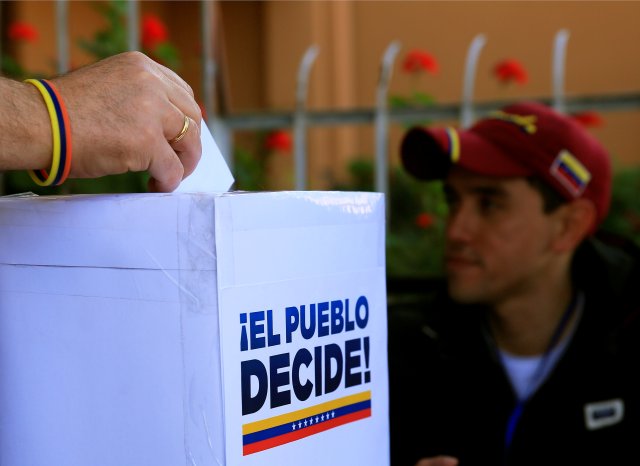 A man votes during an unofficial plebiscite against Venezuela's President Nicolas Maduro's government, in La Paz, Bolivia, July 16, 2017. REUTERS/David Mercado