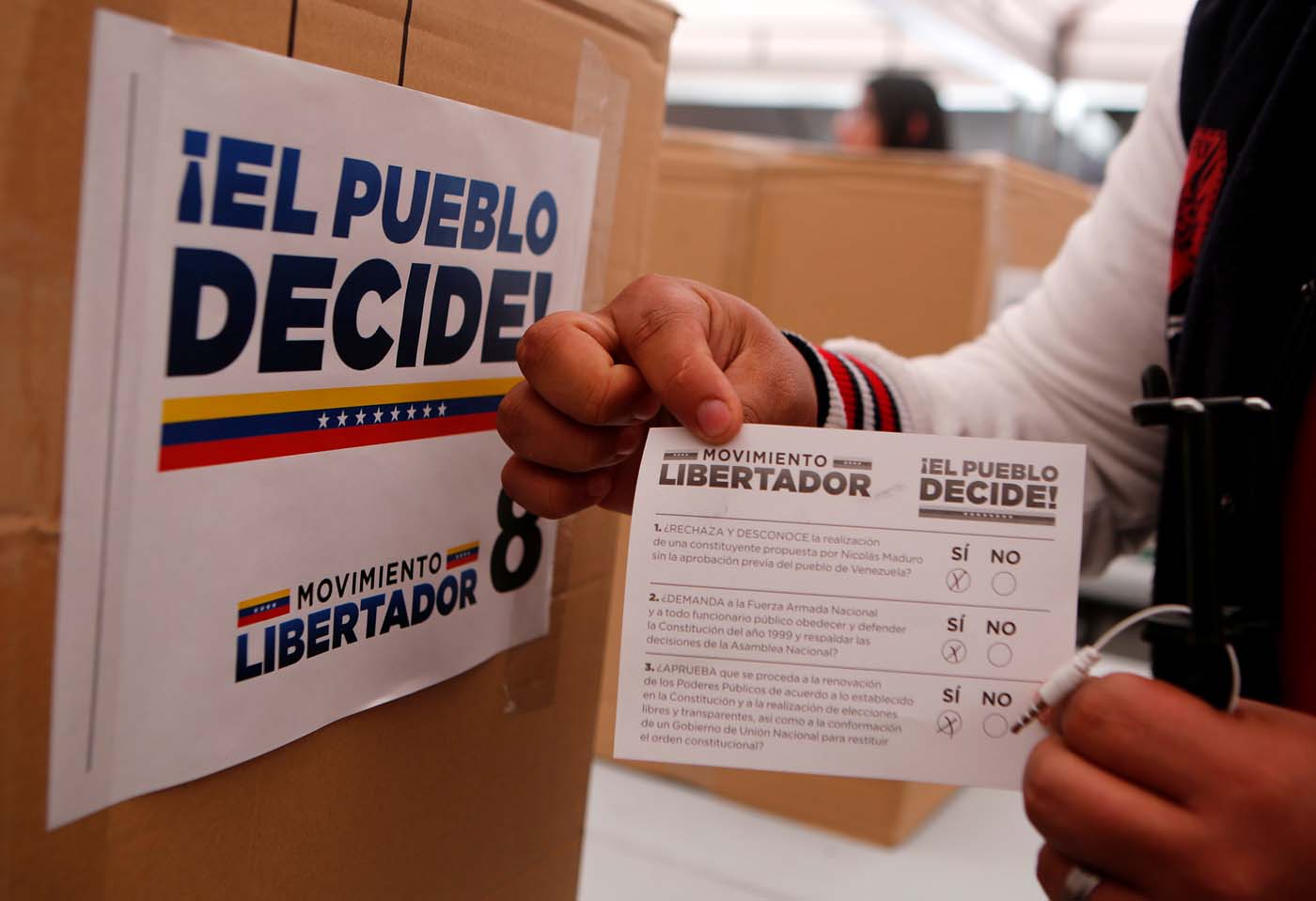 Venezuela cumple un año de la consulta popular con el mandato pendiente