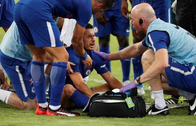 El delantero del Chelsea, Pedro, recibió un fuerte golpe en la cabeza. REUTERS/DAMIR 
