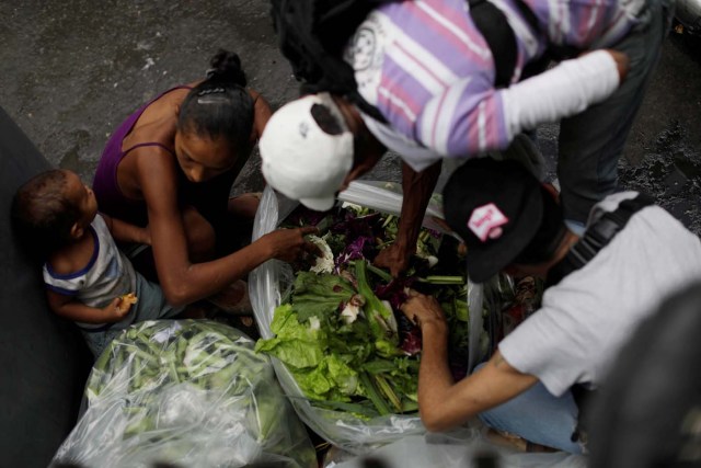 Venezolanos buscan qué comer en la basura cerca de un supermercado en Caracas, Venezuela, Julio 25, 2017. REUTERS/Ueslei Marcelino