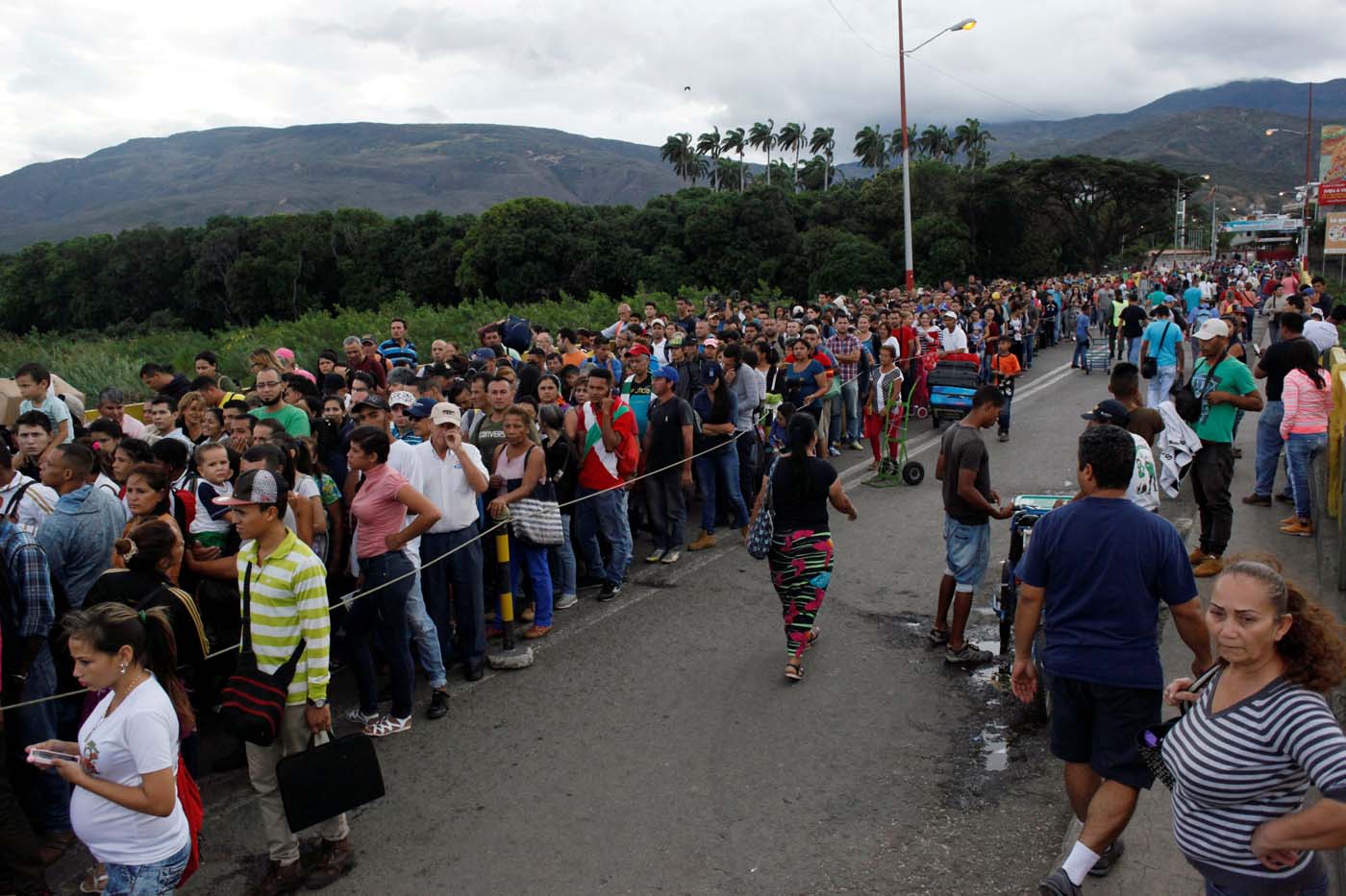 Colombia aumentará el control del flujo de personas en frontera con Venezuela