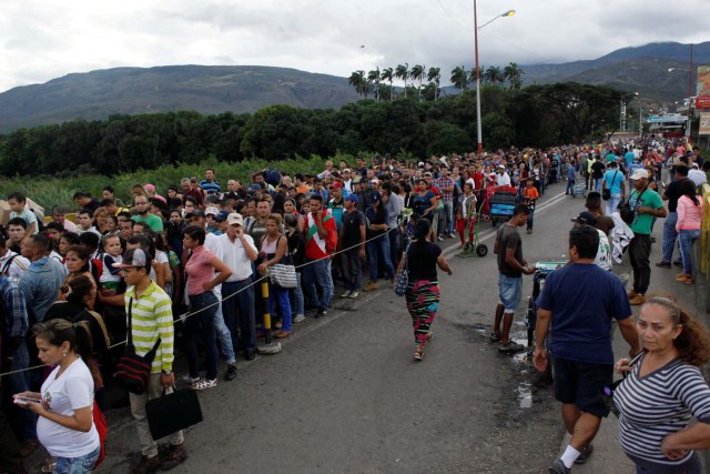 People line up to cross the Simon Bolivar international bridge into Colombia, in San Antonio del Tachira, Venezuela July 25, 2017. REUTERS/Luis Parada