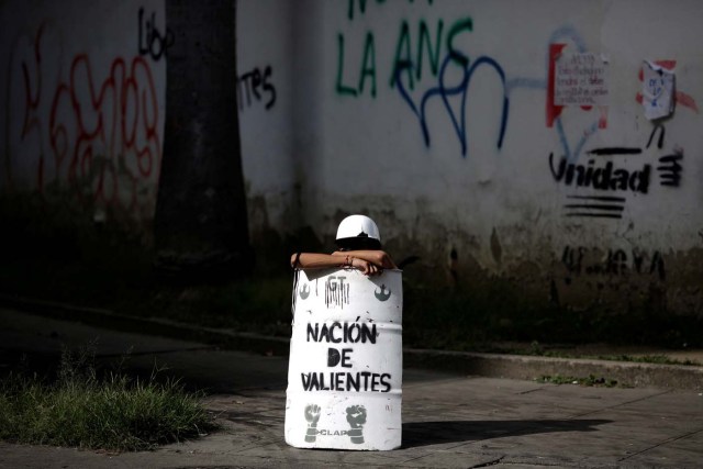 A demonstrator uses a makeshift shield that reads "Nation of the brave" during a strike called to protest against Venezuelan President Nicolas Maduro's government in Caracas, Venezuela July 26, 2017. REUTERS/Marco Bello