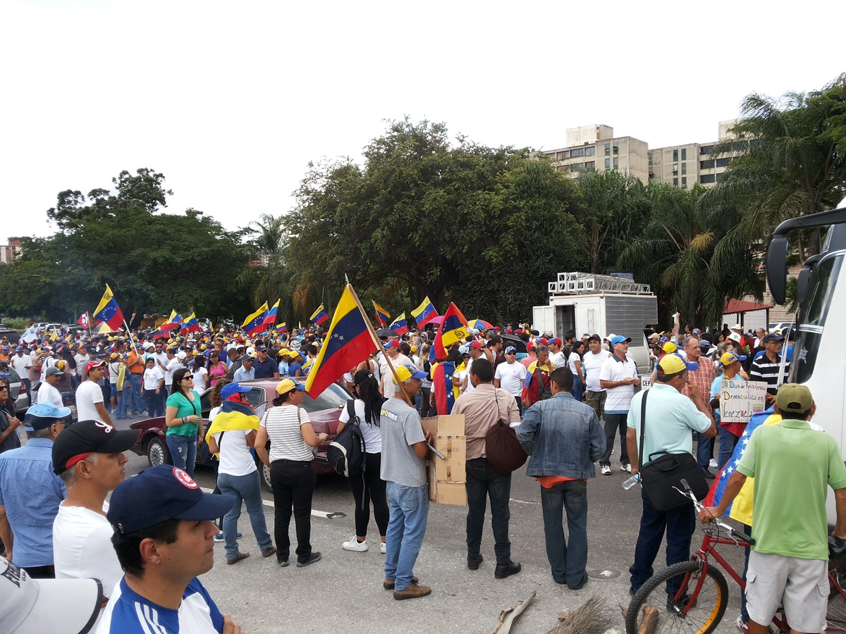 A propósito de los 100 días de protestas barquisimetanos realizan plantón en El Cardenalito