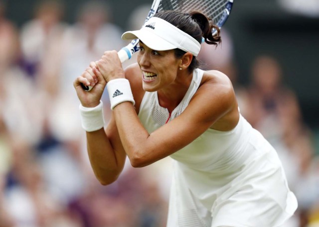 Wimbledon (United Kingdom), 15/07/2017.- Garbine Muguruza of Spain returns to Venus Williams of the US in the women's final of the Wimbledon Championships at the All England Lawn Tennis Club, in London, Britain, 15 July 2017. (España, Londres, Tenis) EFE/EPA/NIC BOTHMA EDITORIAL USE ONLY/NO COMMERCIAL SALES