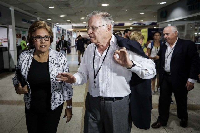 VEN007. CARACAS (VENEZUELA), 15/07/2017.- El expresidente de Costa Rica Miguel Ángel Rodríguez (c) llega al aeropuerto internacional Simón Bolívar hoy, sábado 15 de julio de 2017, en Caracas (Venezuela). Los expresidentes Vicente Fox (México), Andrés Pastrana (Colombia), Jorge Quiroga (Bolivia) Laura Chinchilla y Miguel Ángel Rodríguez (Costa Rica) llegaron hoy a Venezuela para estar presentes este domingo en la consulta impulsada por la oposición sobre la Constituyente. EFE/Miguel Gutiérrez