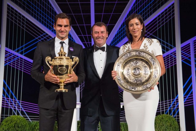 VTM009 LONDRES (REINO UNIDO), 17/07/2017.- Fotogafía cedida por el All England Lawn Tennis Club (AELTC), con fecha del 16 de julio del 2017, y publicada hoy, 17 de julio del 2017, que muestra al tenista suizo Roger Federer (i) y a la tenista española Garbiñe Muguruza (d) mientras posan con sus trofeos de Wimbleon acompañados por el presidente del club de tenis inglés, Philip Brook (c), en Londres (Reino Unido). EFE/AELTC / ROBERT MARTIN/SÓLO USO EDITORIAL/PROHIBIDO SU USO COMERCIAL
