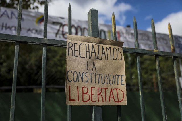 CAR01. CARACAS (VENEZUELA), 24/07/2017.- Fotografía de un cartel en rechazo a la Asamblea Constituyente hoy, lunes 24 de julio de 2017, en una verja de Caracas (Venezuela). Venezuela inicia hoy la semana decisiva para la elección de la Asamblea Nacional Constituyente convocada por el presidente, Nicolás Maduro, con los oficialistas entrando en la recta final de su campaña en medio de protestas y llamados a paro de los opositores en rechazo a esos comicios. EFE/Miguel Gutiérrez