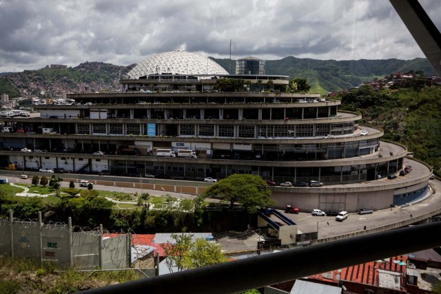ACOMPAÑA CRÓNICA: VENEZUELA CRISIS - CR03. CARACAS (VENEZUELA), 28/07/2017.- Fotografía del edificio "El Helicoide", sede del Servicio Bolivariano de Inteligencia (Sebin) y lugar de detención de la mayor parte de los detenidos en protestas que siguen privados de libertad, y algunos de los casi 500 presos políticos hoy, viernes 28 de julio de 2017, en Caracas (Venezuela). Una media de 40 personas, en su mayoría estudiantes, han sido detenidas cada día en Venezuela por delitos como "terrorismo" o "insurrección" desde que empezara el 1 de abril la presente ola de protestas para exigir la renuncia del presidente Nicolás Maduro, en las que han muerto más de cien personas. EFE/CRÍSTIAN HERNÁNDEZ