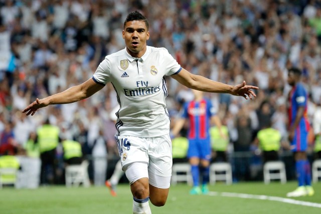 GRA371. MADRID, 23/04/2017.- El centrocampista brasileño del Real Madrid Carlos Casemiro celebra el primer gol de su equipo ante el Barcelona, en partido de la trigésima tercera jornada de liga en Primera División que se disputa esta noche en el estadio Santiago Bernabéu. EFE/Juan Carlos Hidalgo