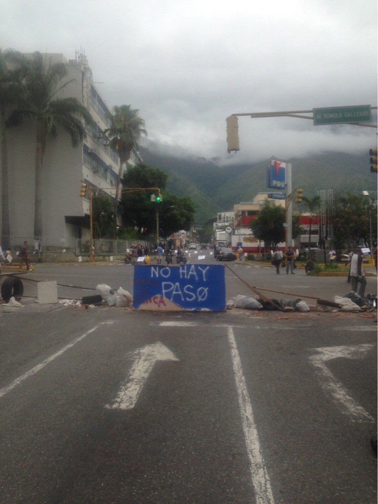 Trancada la avenida Rómulo Gallegos  #20Jul