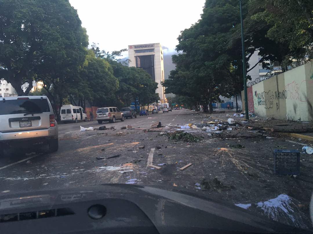 Escombros generan congestión vehicular para entrar a Altamira desde la Fajardo (Fotos)