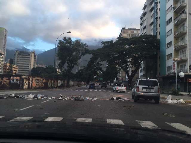 Barricadas desde El Hatillo hasta El Cafetal / Fotos: @verocarballo7