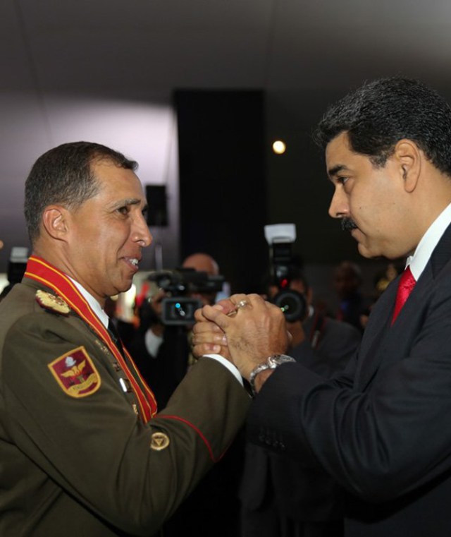 Maduro condecorando a Benavides Torres / Foto: @prensapresidencial 