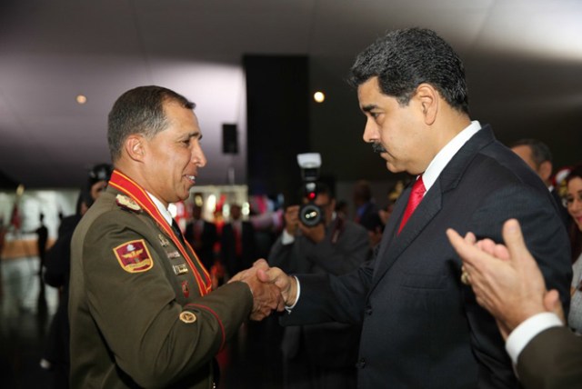 Maduro condecorando a Benavides Torres / Foto: @prensapresidencial 