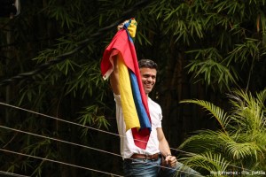 Leopoldo López se presenta ante el mundo con la bandera de Venezuela (Fotos y Video)