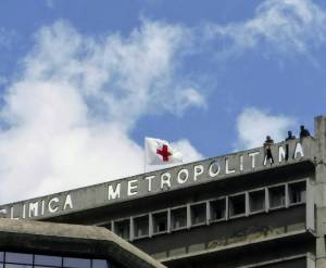 Clínica Metropolitana desplegó banderas de la Cruz Roja