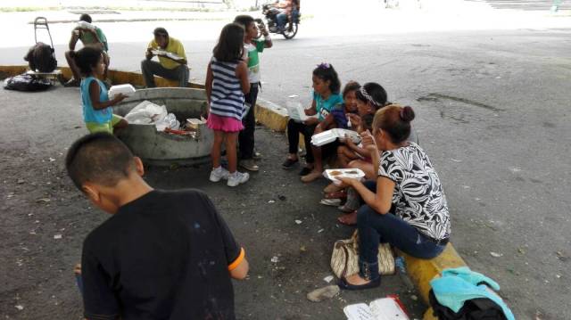 Niños, mujeres y hombres se apartaron de las bolsas de basura para recibir un plato de comida (Foto: Prensa)